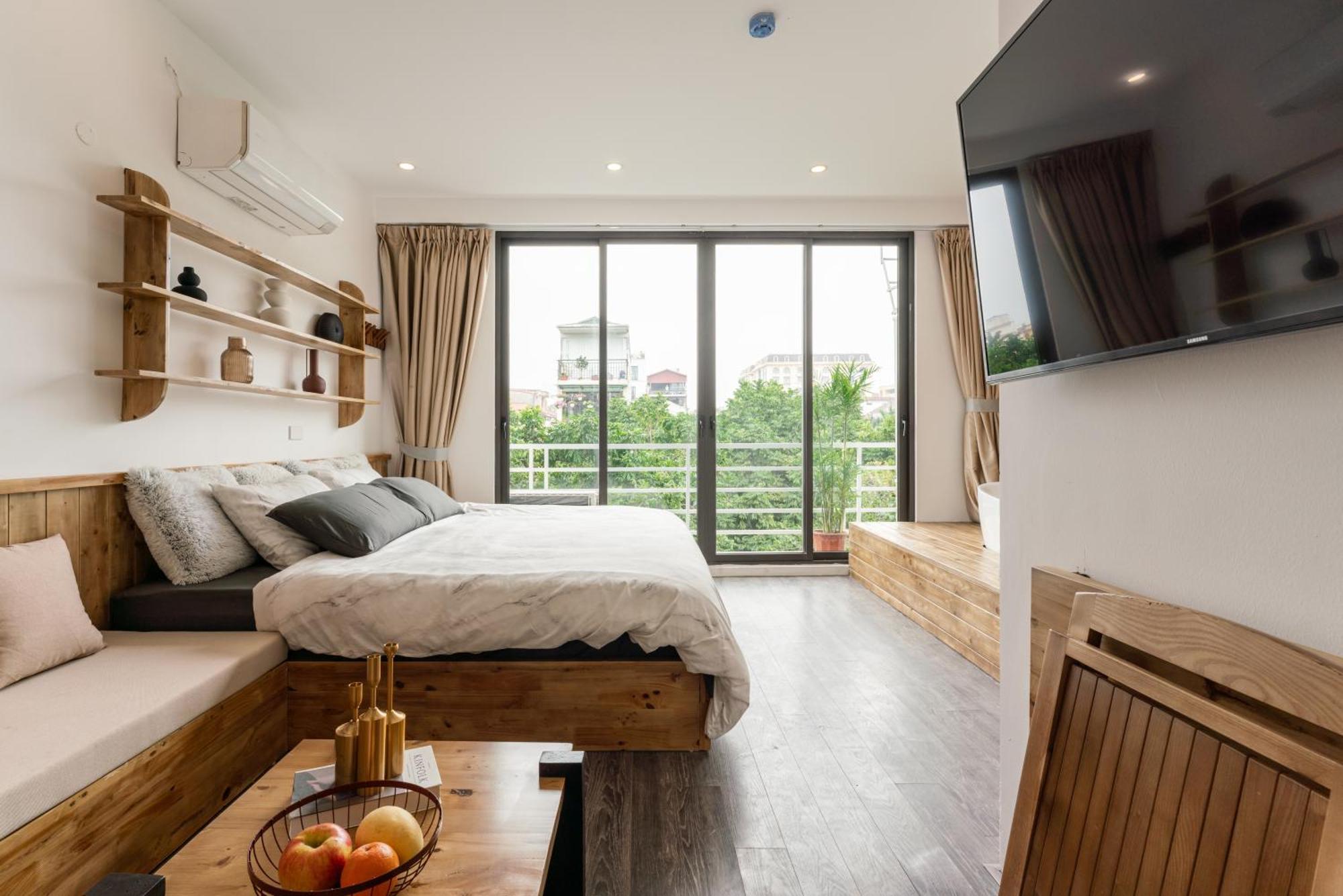 Train Street View- Amber-touched & Private Self-check-in Apartment