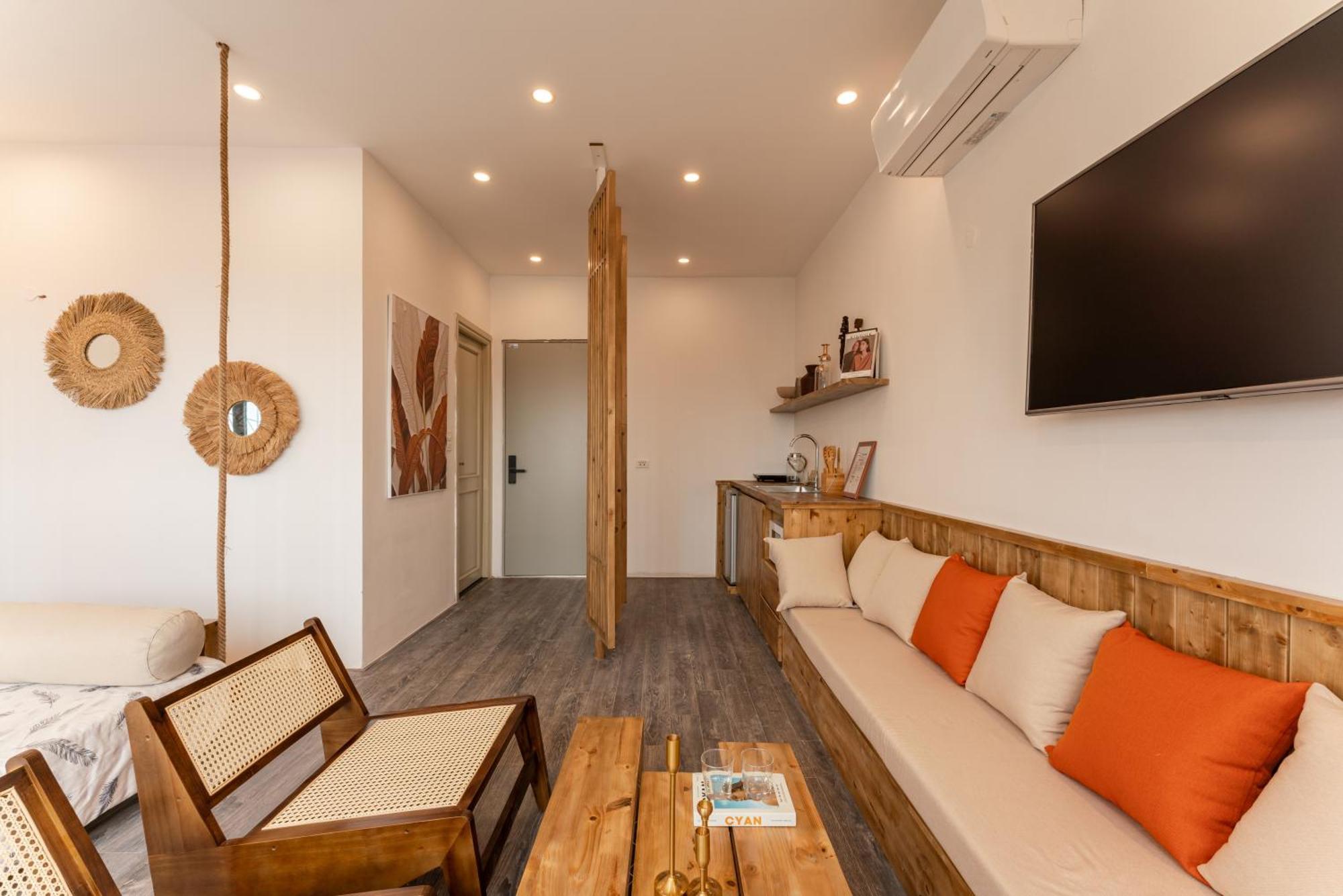Apartment Train Street View- Amber-touched & Private Self-check-in