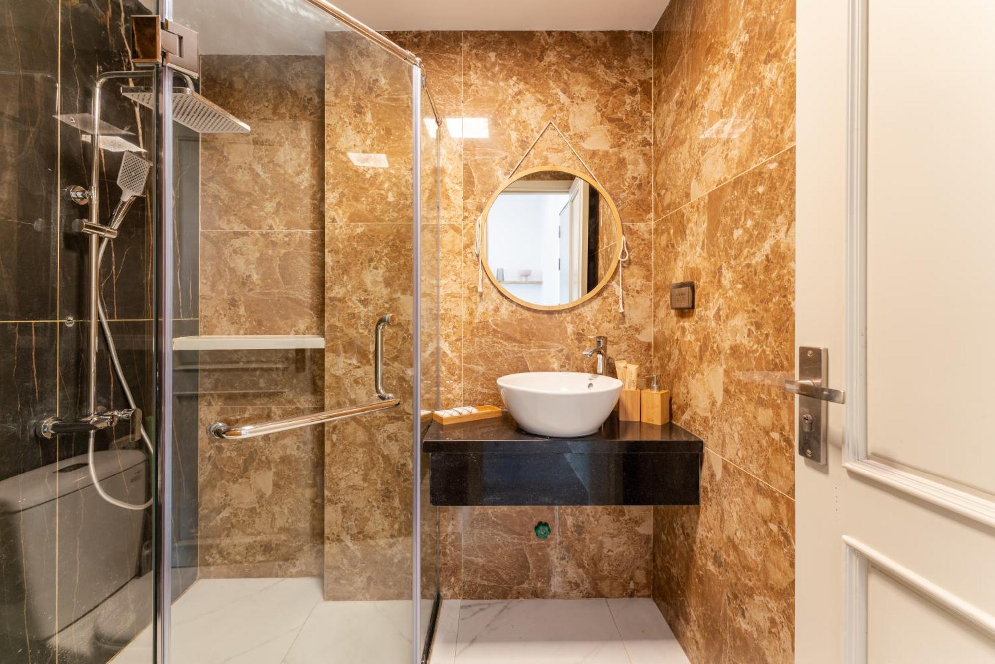 Train Street View- Amber-touched & Private Self-check-in Apartment *